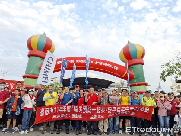 ▲台南市勞工局12日上午舉辦健走活動，勞工局長王鑫基等人暖身後，和勞工朋友們共同出發健走。（圖／記者林東良翻攝，下同）