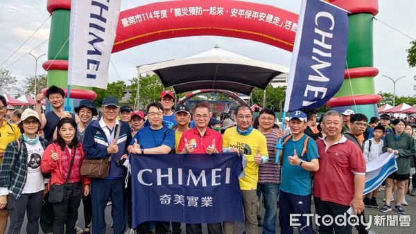 ▲台南市勞工局12日上午舉辦健走活動，勞工局長王鑫基等人暖身後，和勞工朋友們共同出發健走。（圖／記者林東良翻攝，下同）