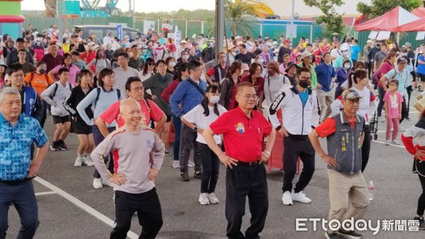 ▲台南市勞工局12日上午舉辦健走活動，勞工局長王鑫基等人暖身後，和勞工朋友們共同出發健走。（圖／記者林東良翻攝，下同）