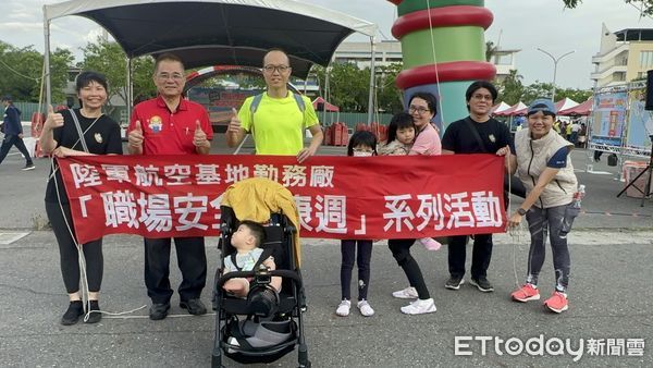 ▲台南市勞工局12日上午舉辦健走活動，勞工局長王鑫基等人暖身後，和勞工朋友們共同出發健走。（圖／記者林東良翻攝，下同）