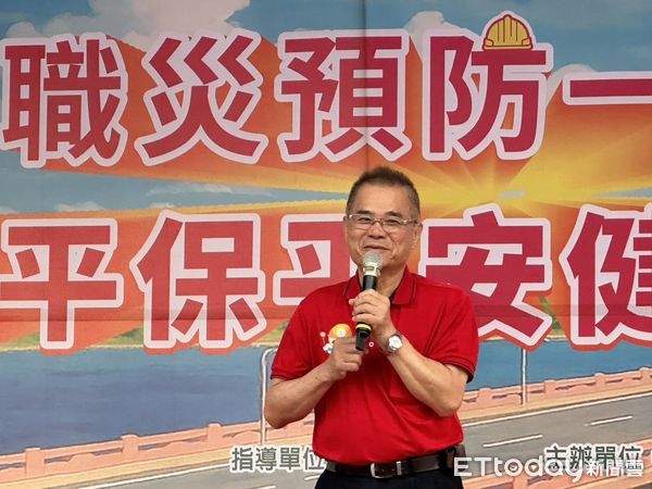 ▲台南市勞工局12日上午舉辦健走活動，勞工局長王鑫基等人暖身後，和勞工朋友們共同出發健走。（圖／記者林東良翻攝，下同）