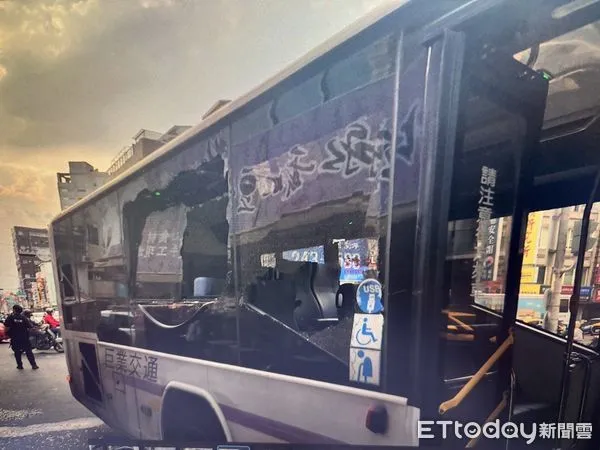 ▲▼       台南公車擦撞路邊神像基座，2車窗破裂，造成一名乘客手指受傷      。（圖／記者林東良翻攝）