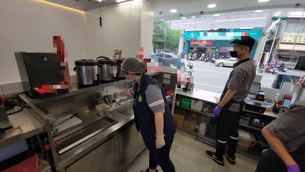 ▲▼知名手搖飲喝到「攪拌機碎片」！恐怖畫面曝　業者認了：操作不當。（圖／記者賴文萱翻攝）