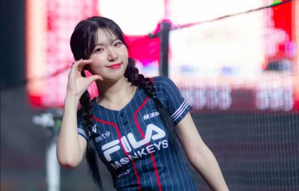 ▲▼ 樂天女孩廉世彬初登場！收到粉絲送「整隻全雞」嚇壞了。（圖／樂天桃猿提供）