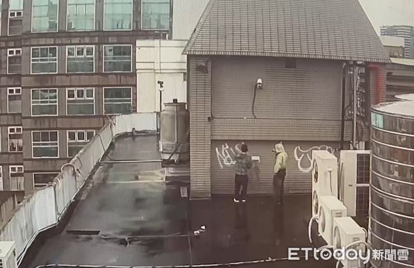 ▲▼2日本人闖大樓頂塗鴉，警方循線在西門町逮人。（圖／記者邱中岳翻攝）