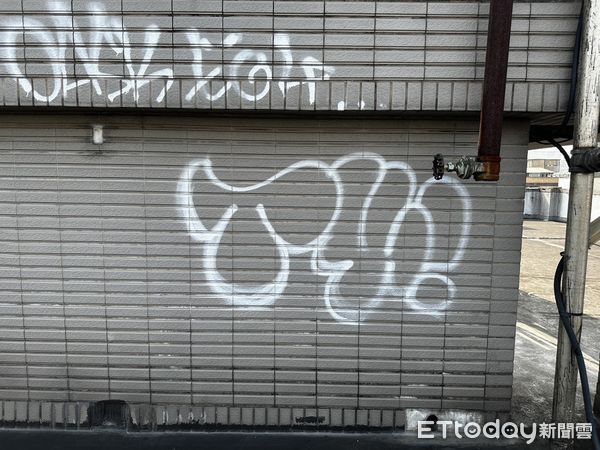 ▲▼2日本人闖大樓頂塗鴉，警方循線在西門町逮人。（圖／記者邱中岳翻攝）