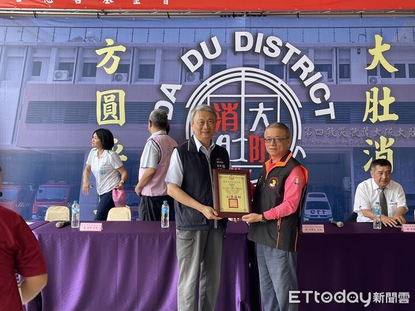 ▲▼大肚區民間團體捐贈2輛警備車和1台氣瓶灌充機，台中市消防局感謝善行。（圖／中市消防提供，下同）