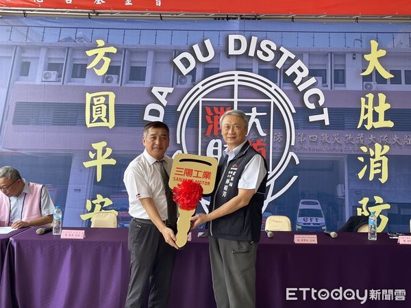 ▲▼大肚區民間團體捐贈2輛警備車和1台氣瓶灌充機，台中市消防局感謝善行。（圖／中市消防提供，下同）