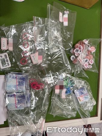 ▲▼岡山警方破地下職業賭場，共查獲41名賭客，其中驚見90歲高齡賭客。（圖／記者吳世龍翻攝）