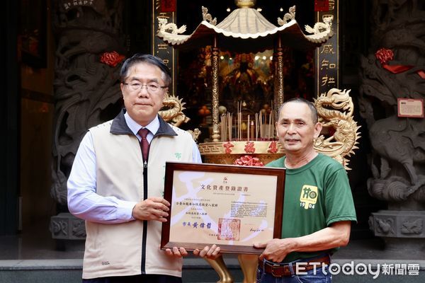 ▲台南市長黃偉哲12日親自頒發「文化資產登錄證書」及「頭旗」，肯定將團及家將成員長年投入傳統文化的承襲與推廣。（圖／記者林東良翻攝，下同）
