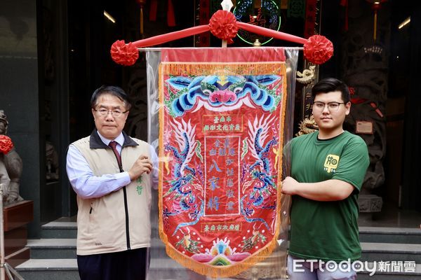 ▲台南市長黃偉哲12日親自頒發「文化資產登錄證書」及「頭旗」，肯定將團及家將成員長年投入傳統文化的承襲與推廣。（圖／記者林東良翻攝，下同）