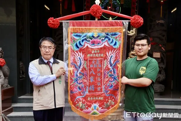 ▲台南市長黃偉哲12日親自頒發「文化資產登錄證書」及「頭旗」，肯定將團及家將成員長年投入傳統文化的承襲與推廣。（圖／記者林東良翻攝，下同）