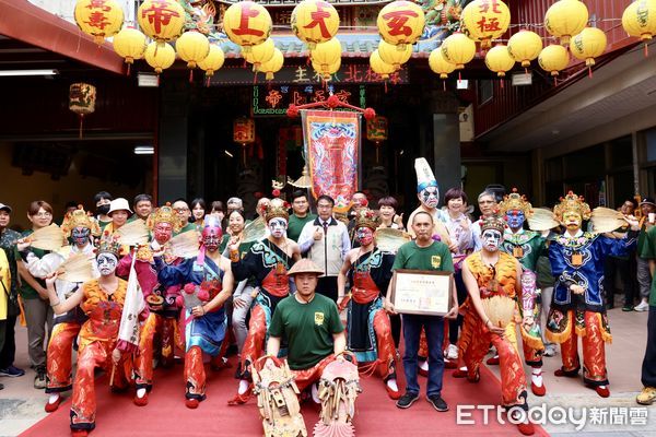 ▲台南市長黃偉哲12日親自頒發「文化資產登錄證書」及「頭旗」，肯定將團及家將成員長年投入傳統文化的承襲與推廣。（圖／記者林東良翻攝，下同）