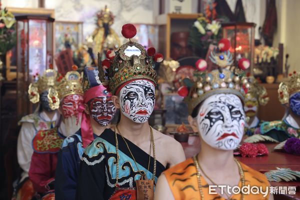▲台南市長黃偉哲12日親自頒發「文化資產登錄證書」及「頭旗」，肯定將團及家將成員長年投入傳統文化的承襲與推廣。（圖／記者林東良翻攝，下同）