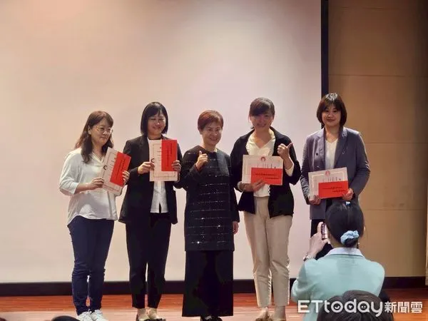 ▲楊佩雯（左二）投入腫瘤護理23年，獲得今年台灣腫瘤護理學會選出東部唯一一位主管組的優秀腫瘤護理人員。（圖／慈濟醫學中心提供，下同）