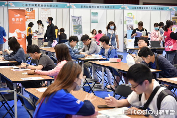 ▲勞動部與台南大學合辦徵才，吸引不少民眾求職。（圖／記者林東良翻攝，下同）