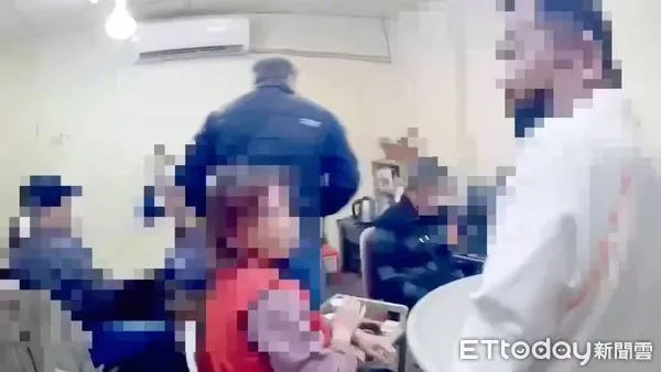 ▲▼北市南港民宅藏四色牌賭場，67歲負責人扣11名賭客，聲稱全是老鄰居。（圖／記者邱中岳翻攝）