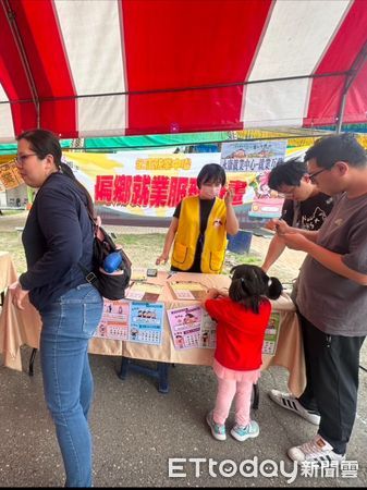 ▲勞動部勞動力發展署雲嘉南分署永康就業中心與左鎮農會攜手合作，在左鎮農會驛站舉辦偏鄉就業服務、物資捐贈及視障按摩體驗活動。（圖／記者林東良翻攝，下同）