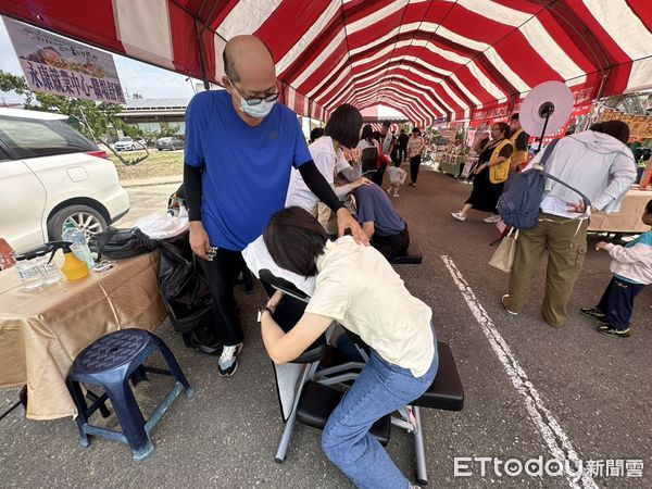 ▲勞動部勞動力發展署雲嘉南分署永康就業中心與左鎮農會攜手合作，在左鎮農會驛站舉辦偏鄉就業服務、物資捐贈及視障按摩體驗活動。（圖／記者林東良翻攝，下同）