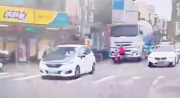 ▲桃園市戴姓男子今天上午駕駛預拌混泥車行經平鎮區龍南路，綠燈起步時不慎碰撞前方機車，導致女騎士捲入左前輪，碰撞前驚險畫面。（圖／熱心人士提供）
