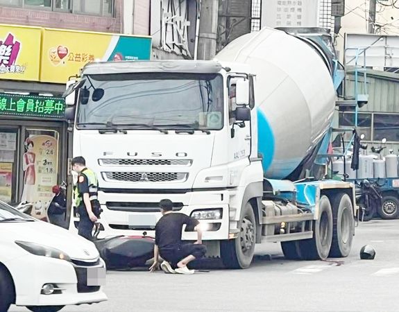 ▲桃園市戴姓男子今天上午駕駛預拌混泥車行經平鎮區龍南路，不慎碰撞前方機車，警方到場處理。（圖／翻攝自臉書《我是中壢人》）