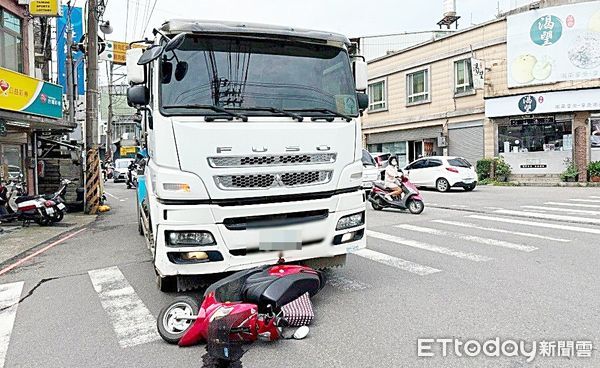 ▲桃園市平鎮區龍南路今天上午發生預拌混泥車碰撞機車事故，女騎士連人帶車被撞倒事故現場。（圖／記者沈繼昌翻攝）