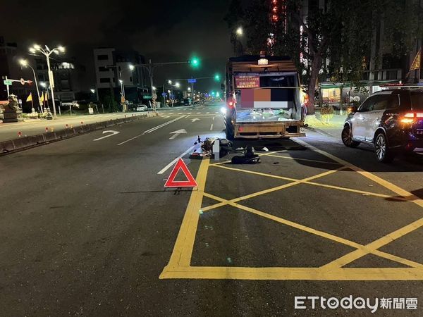 ▲▼高雄垃圾車路邊起步出事！女騎士撞擊亡　家屬跪求行車紀錄器。（圖／記者賴文萱翻攝）