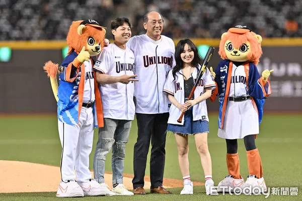 ▲▼中職統一獅隊和日職西武獅隊共同合作台日雙獅交流主題日邁入第十年，今日賽前特別由渡邊久信擔任開球嘉賓，左二為郭俊麟，右二為開場表演嘉賓千田愛紗。（圖／記者李毓康攝）