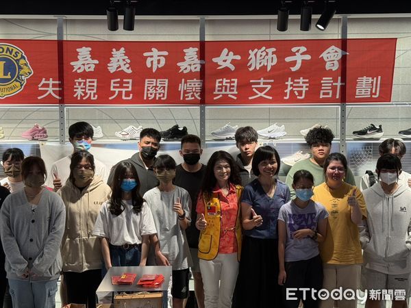 ▲▼  嘉女獅子會捐鞋助失親兒   。（圖／記者翁伊森攝）