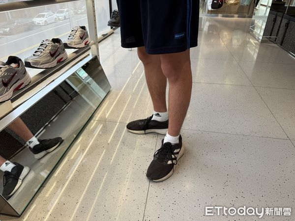 ▲▼  嘉女獅子會捐鞋助失親兒   。（圖／記者翁伊森攝）