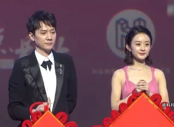 ▲馮紹峰帶兒子到醫院就醫，結束由趙麗穎帶走。（圖／翻攝自微博）