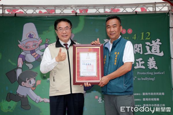 ▲台南市府城隍廟號召全台南的七爺、八爺神將出巡，舉辦「神將開道護正義」踩街遊行活動，讓「范謝將軍」成為霸凌受害者的告解神明，尋求精神紓壓依託，成為首次結合身心衛教話題的宗教遶境活動。（圖／記者林東良翻攝，下同）