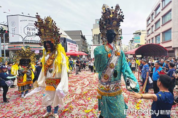 ▲台南市府城隍廟號召全台南的七爺、八爺神將出巡，舉辦「神將開道護正義」踩街遊行活動，讓「范謝將軍」成為霸凌受害者的告解神明，尋求精神紓壓依託，成為首次結合身心衛教話題的宗教遶境活動。（圖／記者林東良翻攝，下同）