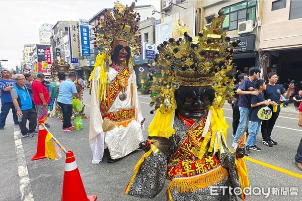 ▲台南市府城隍廟號召全台南的七爺、八爺神將出巡，舉辦「神將開道護正義」踩街遊行活動，讓「范謝將軍」成為霸凌受害者的告解神明，尋求精神紓壓依託，成為首次結合身心衛教話題的宗教遶境活動。（圖／記者林東良翻攝，下同）