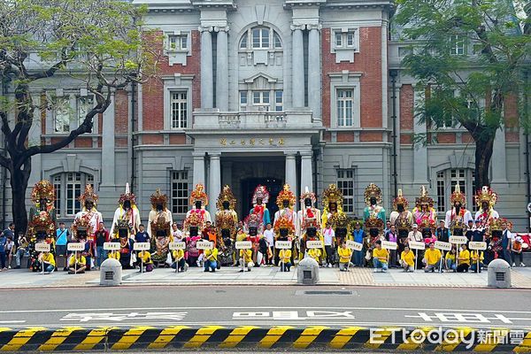 ▲台南市府城隍廟號召全台南的七爺、八爺神將出巡，舉辦「神將開道護正義」踩街遊行活動，讓「范謝將軍」成為霸凌受害者的告解神明，尋求精神紓壓依託，成為首次結合身心衛教話題的宗教遶境活動。（圖／記者林東良翻攝，下同）