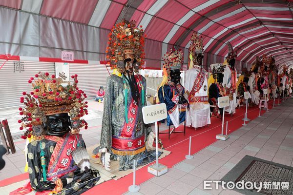 ▲台南市府城隍廟號召全台南的七爺、八爺神將出巡，舉辦「神將開道護正義」踩街遊行活動，讓「范謝將軍」成為霸凌受害者的告解神明，尋求精神紓壓依託，成為首次結合身心衛教話題的宗教遶境活動。（圖／記者林東良翻攝，下同）