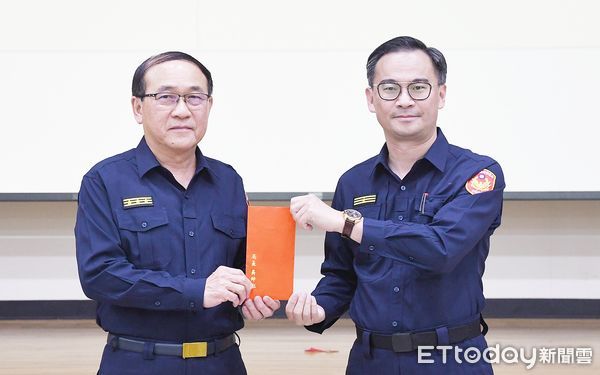 ▲桃園市警局局長吳坤旭昨天至桃園警分局頒贈破案獎金給分局長王智民。（圖／記者沈繼昌翻攝）