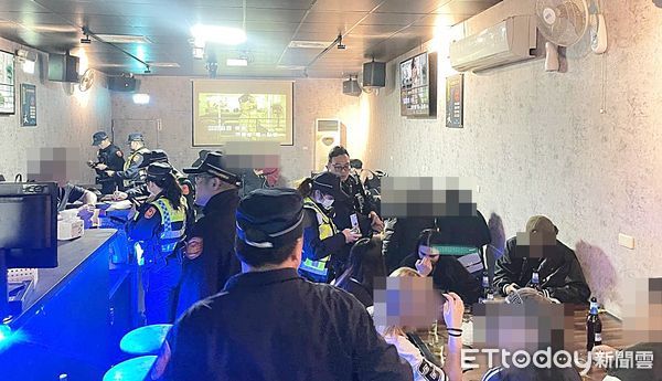 ▲八德警分局昨天執行「雷霆除暴」，針對特種行業進行臨檢。（圖／記者沈繼昌翻攝）