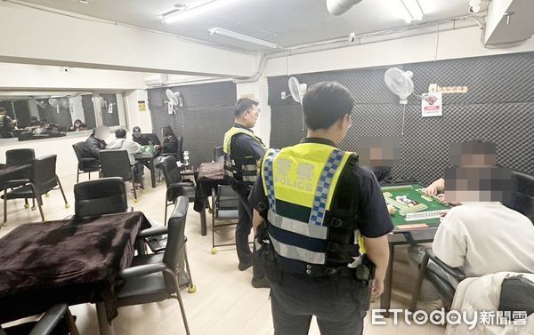 ▲龜山警分局昨天執行「雷霆除暴」專案，針對棋牌社等特種場所臨檢。（圖／記者沈繼昌翻攝）