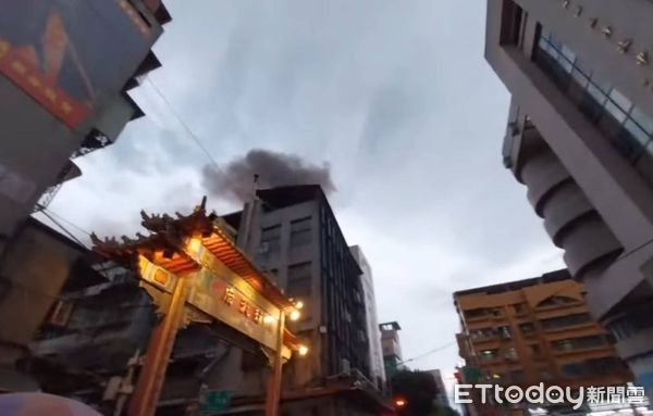 ▲▼▲北市大同區民宅頂樓火警。（圖／記者邱中岳翻攝）