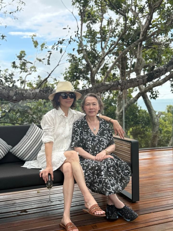 ▲劉嘉玲與80歲母親神似姊妹。（圖／翻攝自小紅書／劉嘉玲）