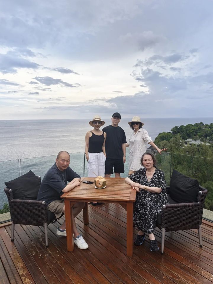 ▲劉嘉玲與全家人一同到泰國旅遊。（圖／翻攝自小紅書／劉嘉玲）