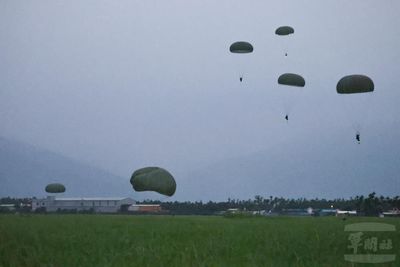 強化心理抗壓 空訓中心1250呎高度夜間跳傘