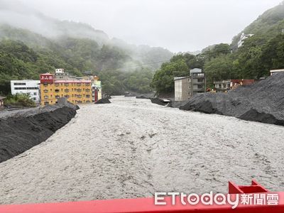 雨彈炸整夜!投89線坍方交通一度中斷 廬山溪水暴漲、堆成砂石山