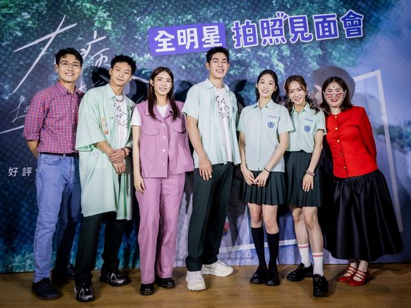 ▲《有病才會喜歡你》舉辦「全明星拍照見面會」，左起宮能安、黃冠智、林思宇、詹懷雲、江齊、楊千霈及百白。（圖／紅杉娛樂提供）