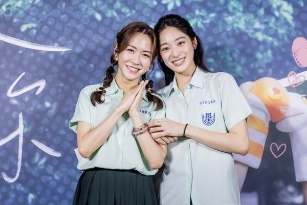 ▲《有病才會喜歡你》舉辦「全明星拍照見面會」，左起宮能安、黃冠智、林思宇、詹懷雲、江齊、楊千霈及百白。（圖／紅杉娛樂提供）