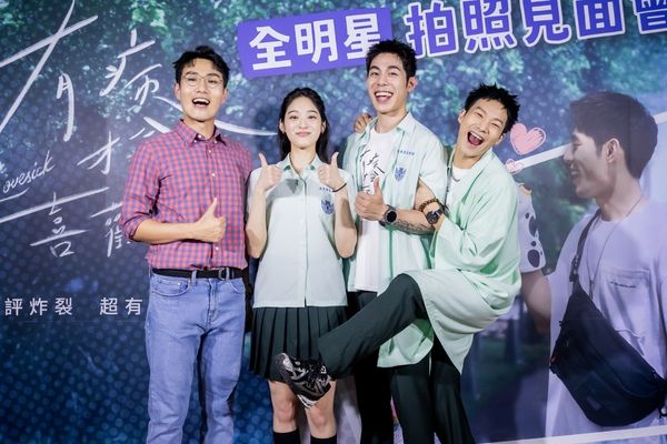 ▲《有病才會喜歡你》舉辦「全明星拍照見面會」，左起宮能安、黃冠智、林思宇、詹懷雲、江齊、楊千霈及百白。（圖／紅杉娛樂提供）
