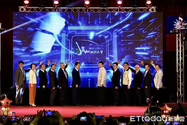 ▲崑山科技大學12日舉行「電動車晶片模組及充電樁研發製造人才培育基地」啟用典禮，台南市長黃偉哲也受邀，與賴清德總統等人，共同見證專業培訓場域啟用。（圖／記者林東良翻攝，下同）