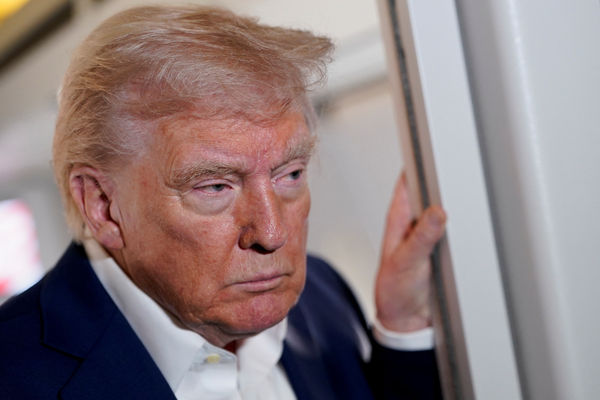 ▲▼美國總統川普在空軍一號上和媒體談話。（圖／路透）