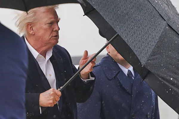 ▲▼4月11日美國總統川普搭空軍一號前往佛州。（圖／路透）